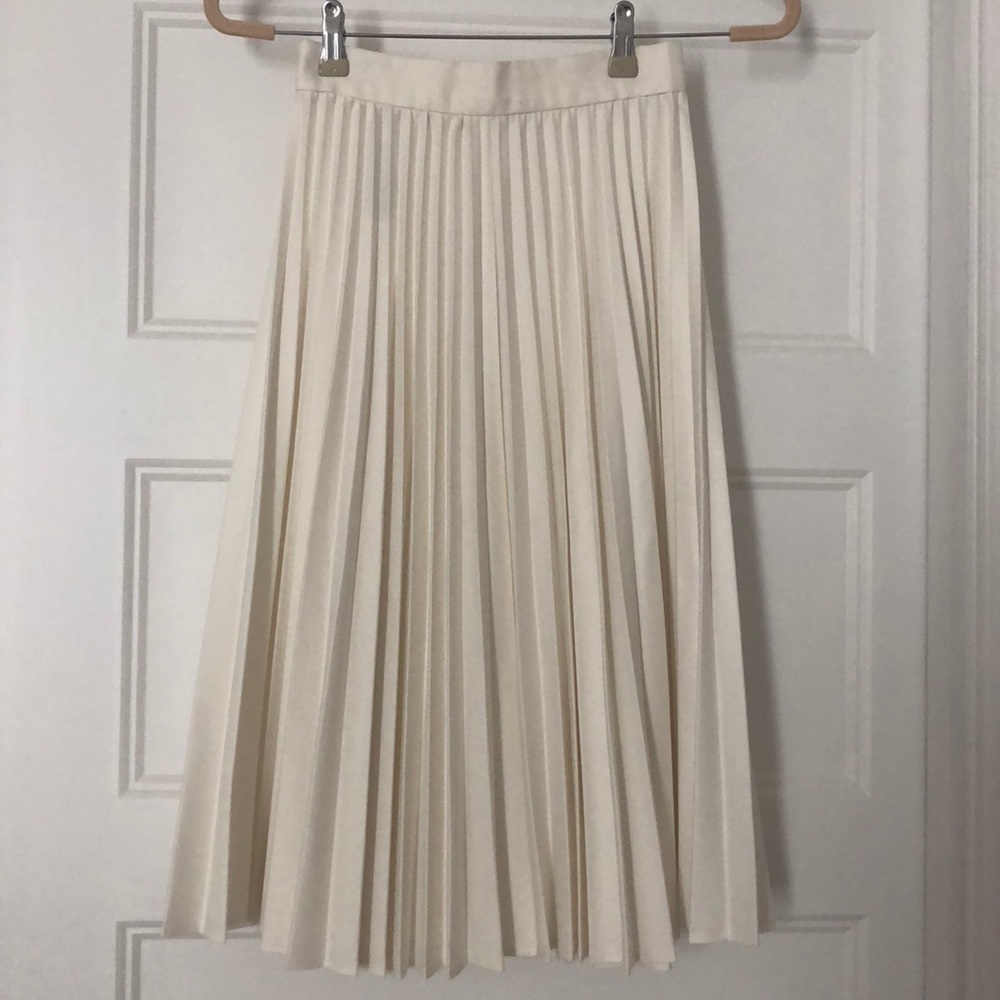 White Zara pleated skirt